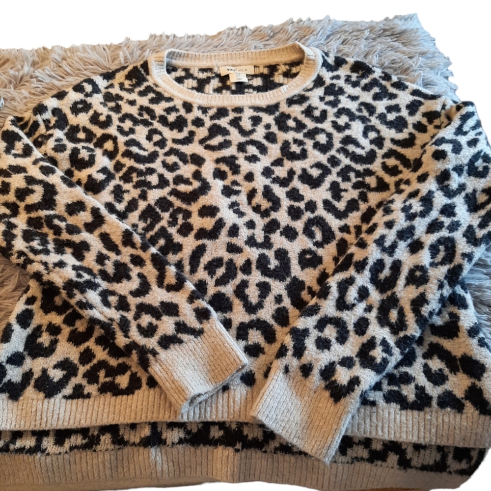 YES LOLA LEOPARD SWEATER WITH SIDE SLITS SIZE SMALL